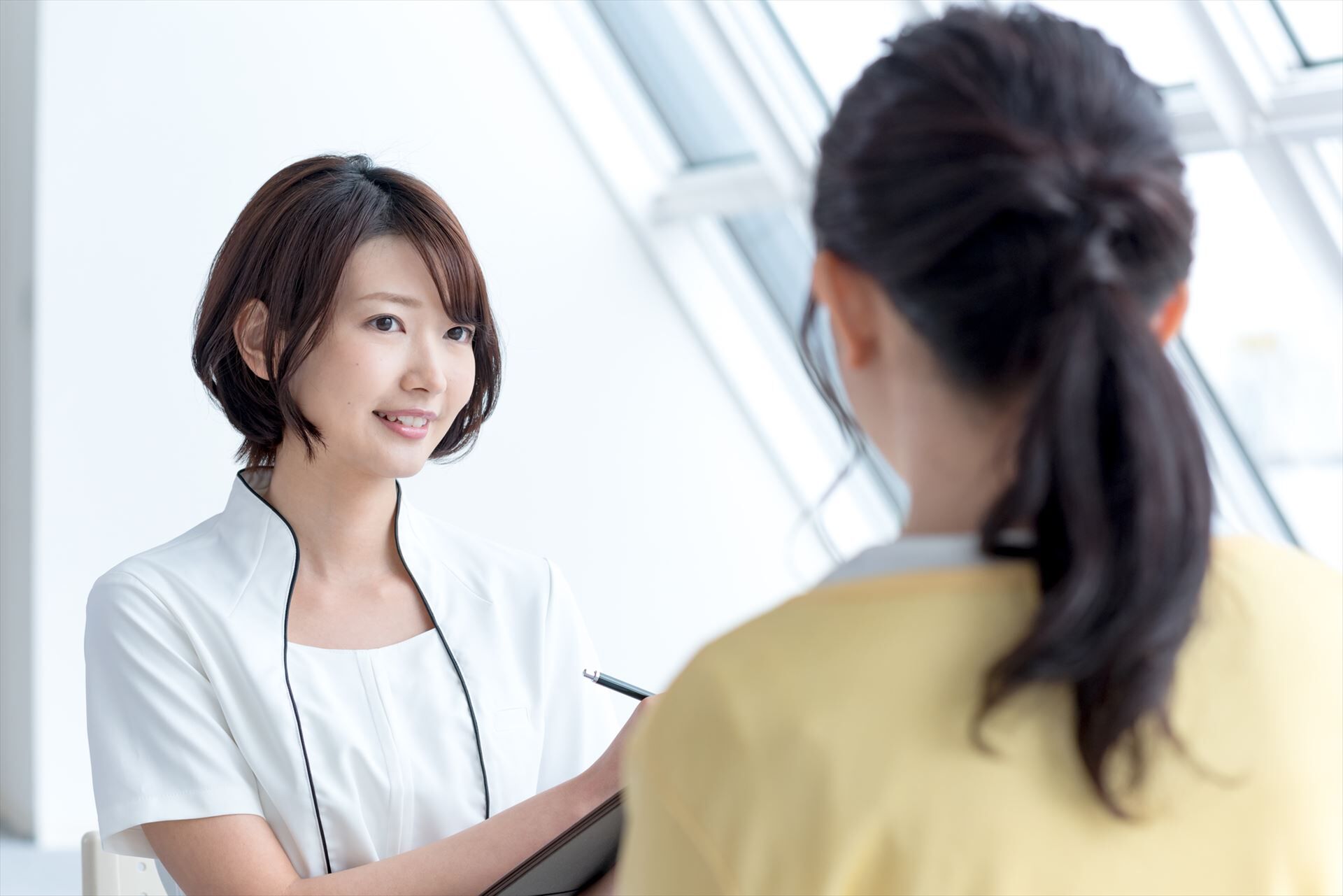 古民家の玄関でのオーナーによる出迎え